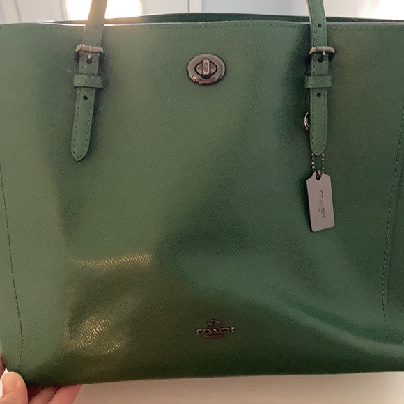 COACH Turnlock Tote Crossgrain Lthr Grass/Dk Nickl - Picture 2 of 10